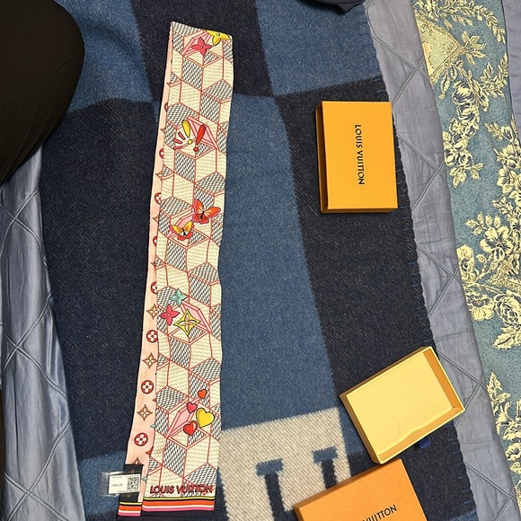 This a brand new scarf, ready to be wear this time of the year! Have the box. - Picture 2 of 7